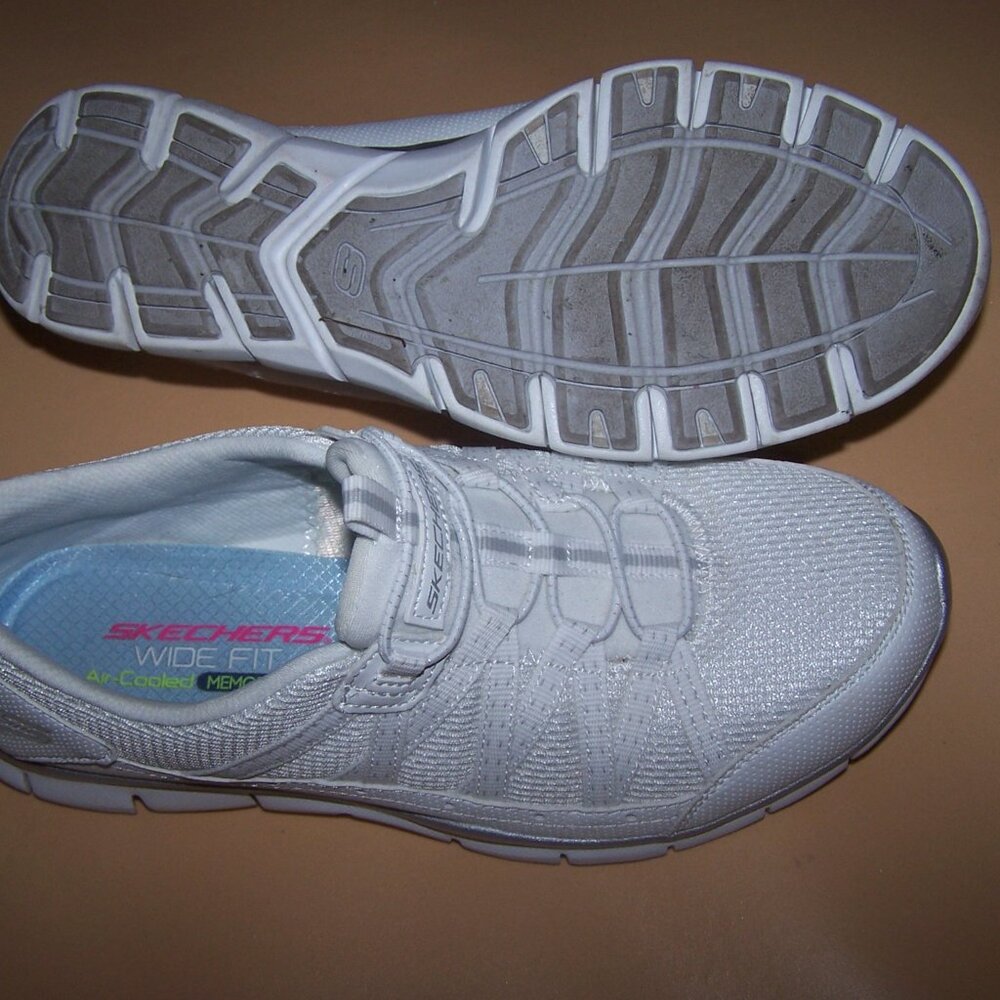 Skechers 22823W Strolling Wide Fit Slip-on White SNEAKERS Women SZ 7.5 Excellent